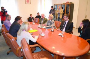 osijek, 3 listopad 2016, 10.00 sati - gradsko poglavaratvo, Kuhaèeva 9, Prijam Udruge stanara u povodu Svjetskog dana stanovanja - Ambru + Novinar: Dario Kutro snimio zdenko puiæ ------ 2xcolor osijek